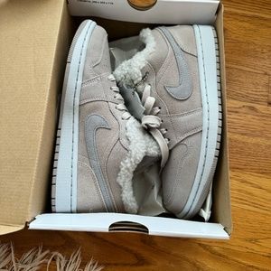 Air Jordon 1 Low SE Women's  Sherpa Fleece College Grey White DO0750-002